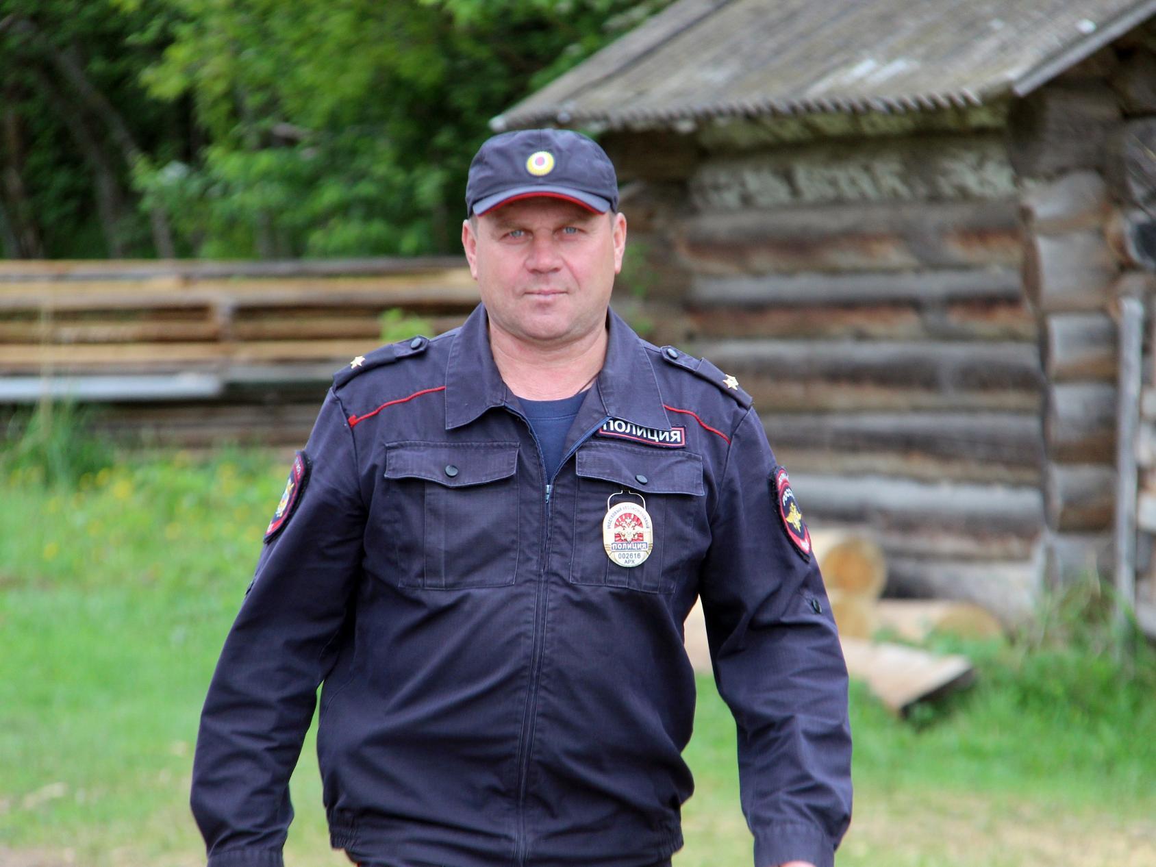 Участок полиции. Участковый в квартире. Полиция у двери квартиры. Омвд северное тушино. Деревенский полицейский.