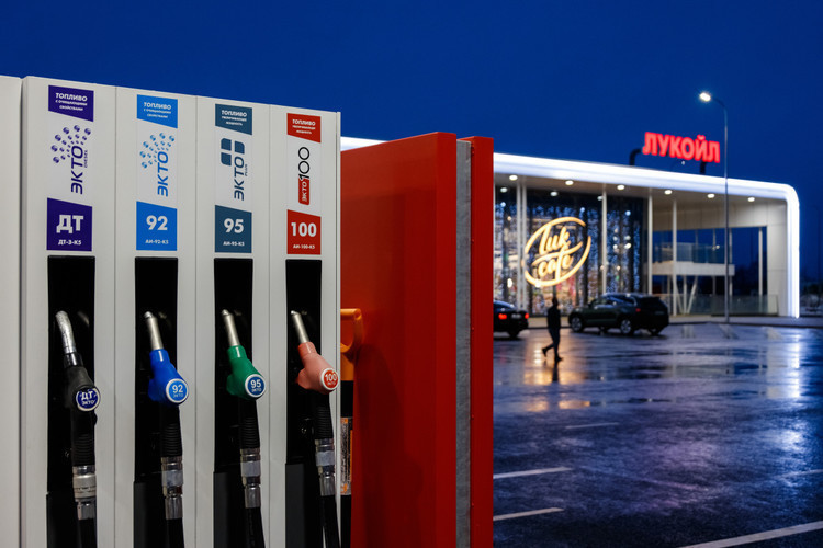 Министерство финансов США ввело санкции против двух крупнейших нефтяных компаний России — «Роснефти» и «Лукойла»