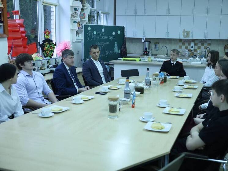 Кропоткин поздравил школьников Калининграда своими деньгами и получил блины в благодарность