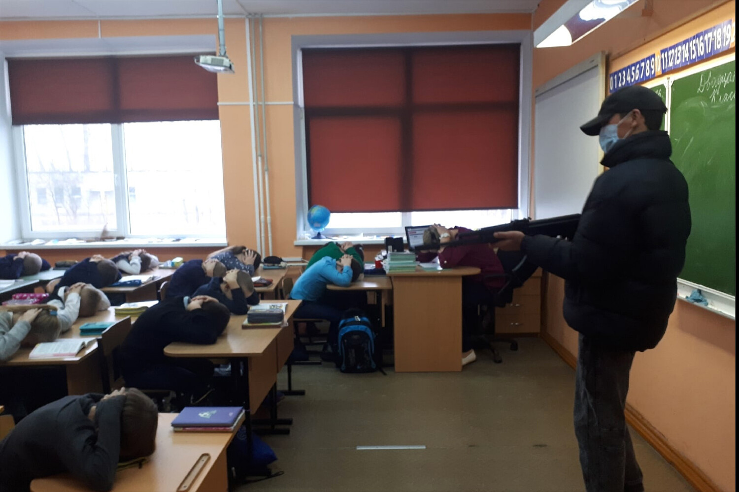 Школа на которую нападали террористы. Вооруженное нападение на школу. Антитеррористическая операция. Террористы напали на школу гимназия номер 5. Школа на которую нападали террористы.