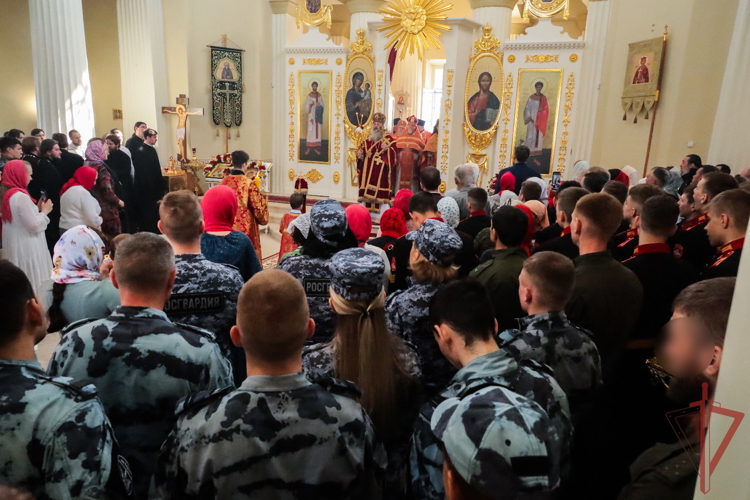 В Казани сотрудники Росгвардии приняли участие в богослужении в День памяти великомученика и Победоносца Георгия