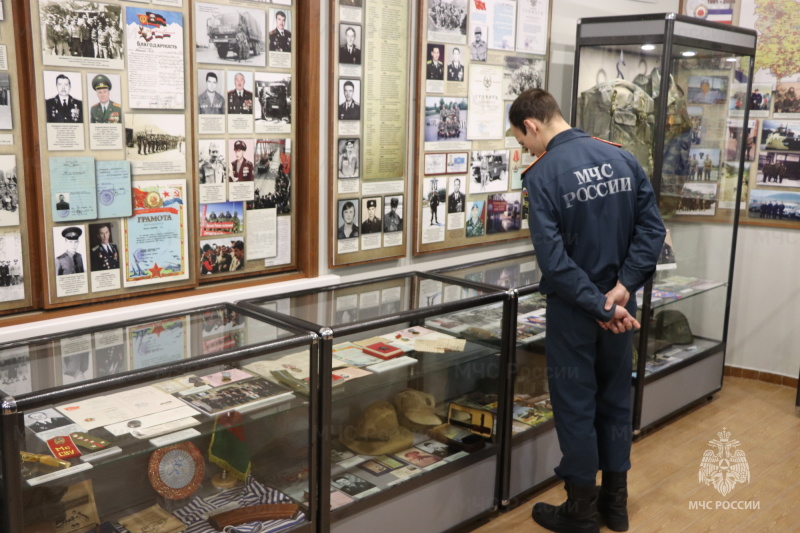 О героических подвигах наших дедов сотрудники орловского МЧС узнали на экскурсии в военно-историческом музее