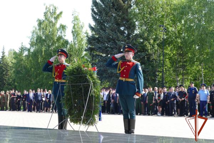 Росгвардейцы приняли участие в торжественной церемонии возложения цветов к памятным монументам в Омске
