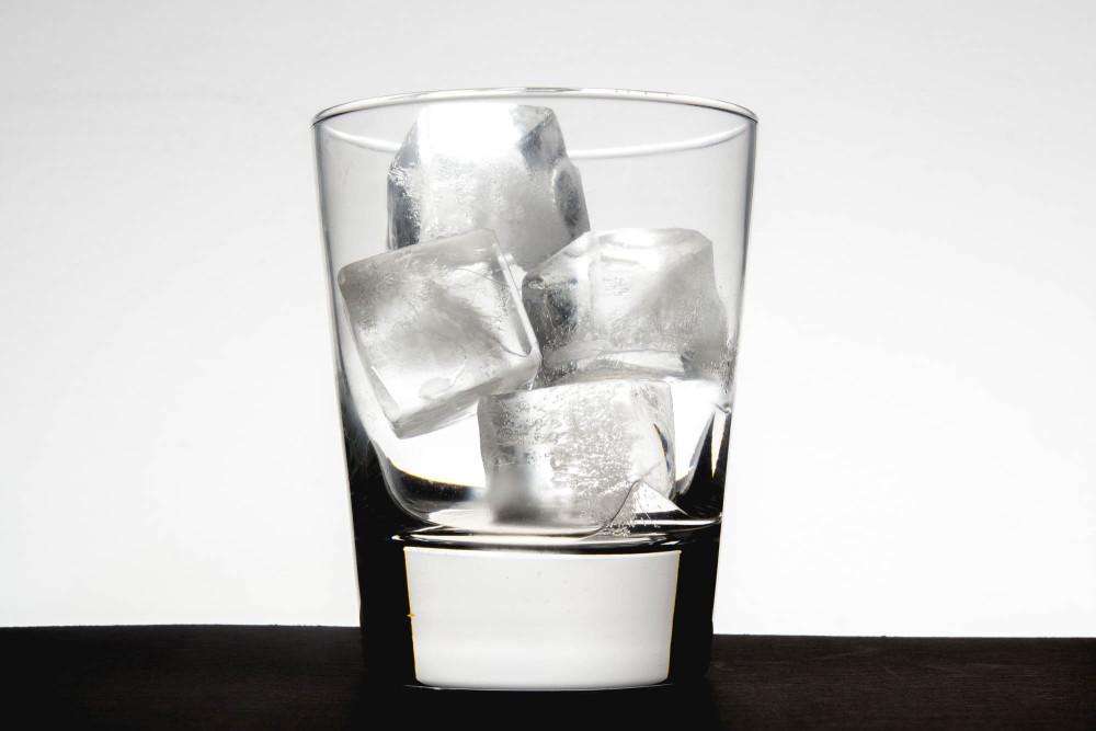 Как сделать кусочки льда. Кубики льда в стакане. Лед в стакане. Бокал со льдом. Дед со стаканом.