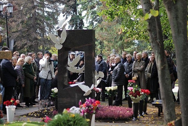 Памятник Владимиру Меньшову открыли на Новодевичьем кладбище в Москве