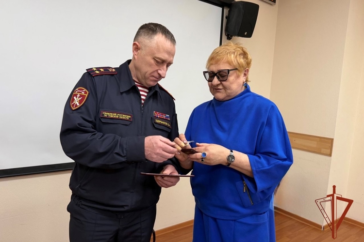 Начальник Управления Росгвардии по Томской области вручил ведомственные награды представителям СМИ 