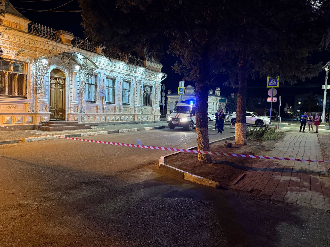 Квадрокоптер упал возле жилого дома в станице Ленинградской