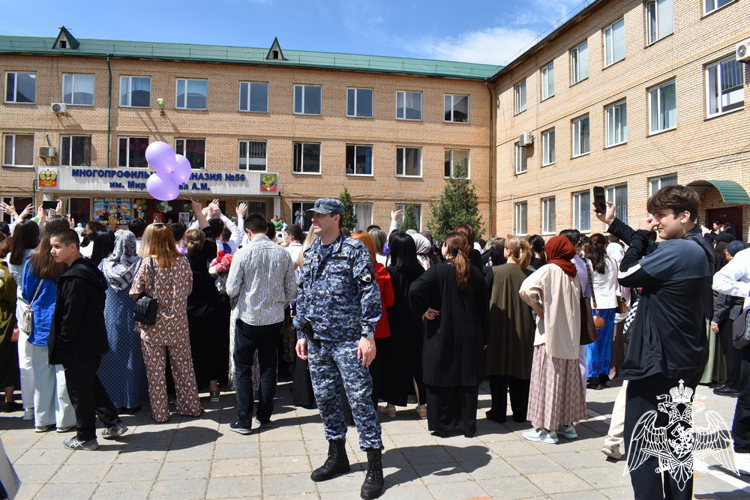 Росгвардейцы обеспечили безопасность проведения Последних звонков в школах Дагестана