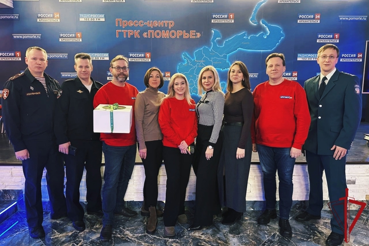 Офицер Росгвардии поздравил архангельских журналистов со Всемирным днем телевидения