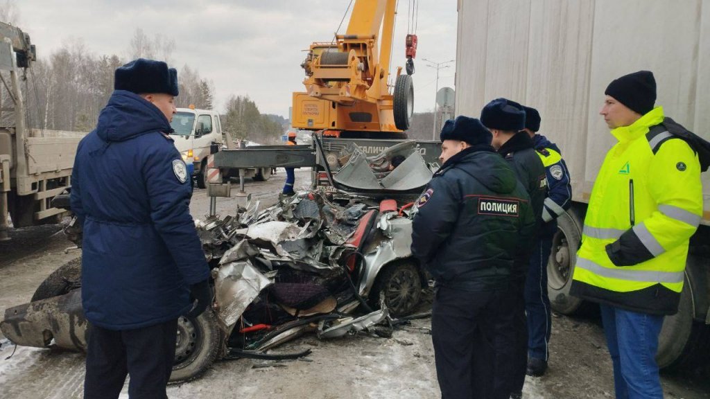 Новый День: На Московском тракте легковушка влетела под грузовик. Водитель погиб (ФОТО)