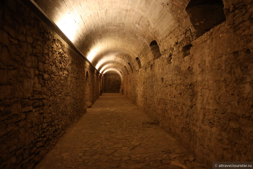 Эти подземные галереи арочных коридоров были построены в 1-м веке н.э... 