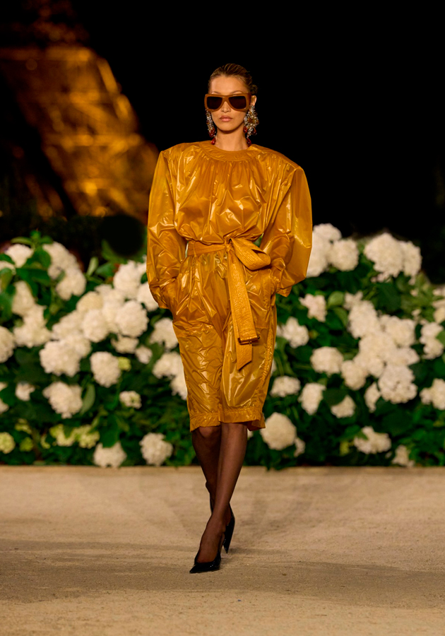 Шоу Saint Laurent, проходившее у подножия Эйфелевой башни на Площади Трокадеро