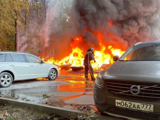 В Солнцеве школьник поджег несколько автомобилей