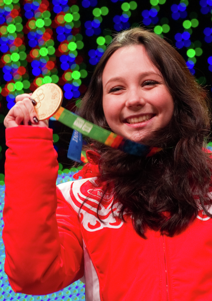 Российская фигуристка Елизавета Туктамышева, завоевавшая золотую медаль в женском одиночном катании, во время церемонии награждения на I зимних юношеских Олимпийских играх, 2012 год