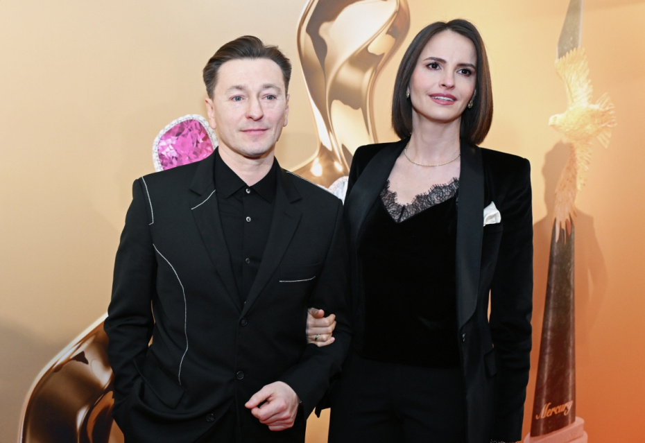 Актер Сергей Безруков и его супруга режиссер Анна Матисон перед началом XXIV церемонии вручения Национальной премии в области кинематографии «Золотой орел» в Москве