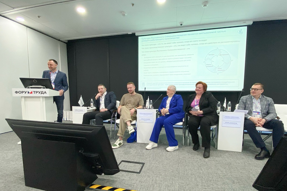 Доцент ВШПМ Хамит Фаттахов выступает на секции 