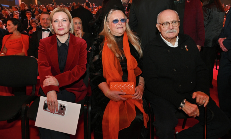 Министр культуры РФ Ольга Любимова, президент благотворительного фонда «Русский Силуэт» Татьяна Михалкова и режиссер Сергей Михалков (слева направо) перед началом XXIV церемонии вручения Национальной премии в области кинематографии «Золотой орел» в Москве