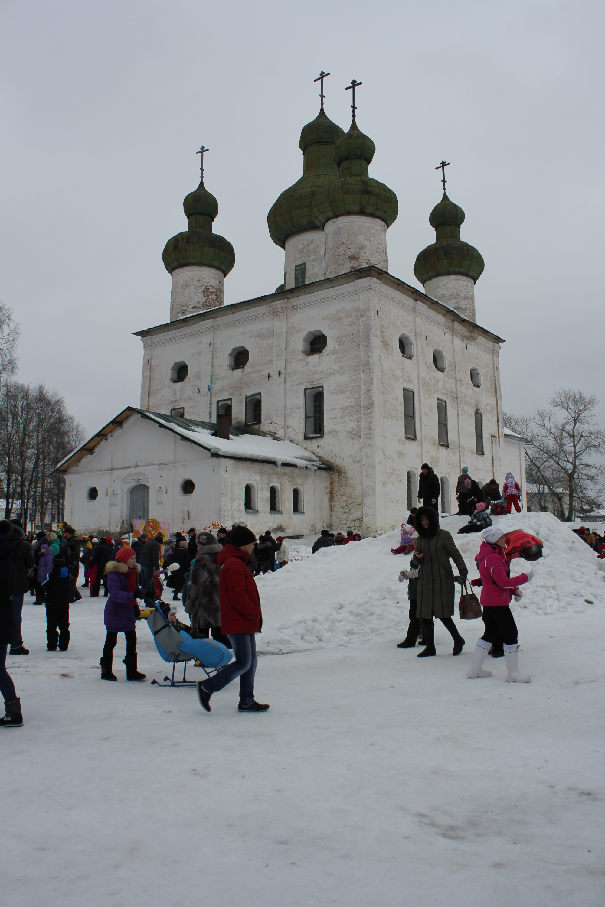 Снежные горки. Горки в Архангельском. Горка из снега. Снежные горки в Ясенево.