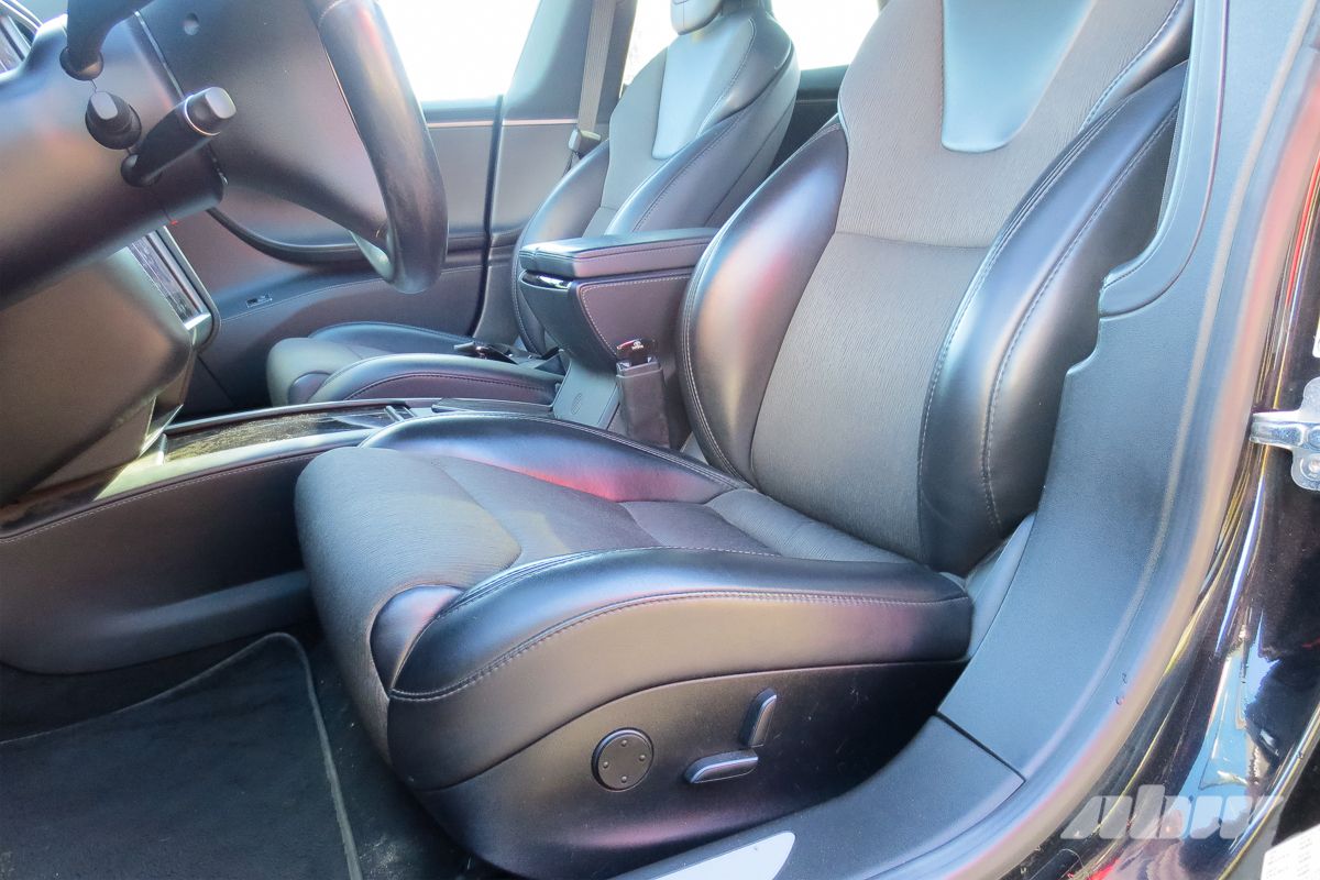 Tesla_Model_S_место_водителя