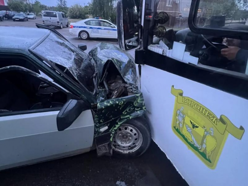 Два человека пострадали в ДТП с участием автобуса в Воронеже 