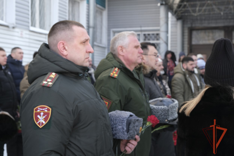 Накануне Дня защитника Отечества в Горно-Алтайске установили мемориальную доску росгвардейцу, погибшему в ходе специальной военной операции