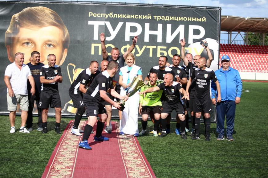 Память, голы и яркие эмоции. 12-й республиканский турнир по футболу прошел в Комрате