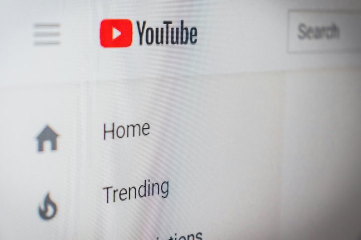 YouTube позволит авторам, заблокированным за фейки о Covid и выборах, подать заявку на восстановление