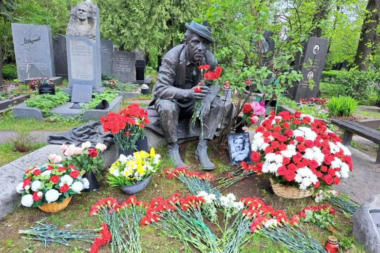 Место захоронения Юрия Никулина на Новодевичьем кладбище в Москве
