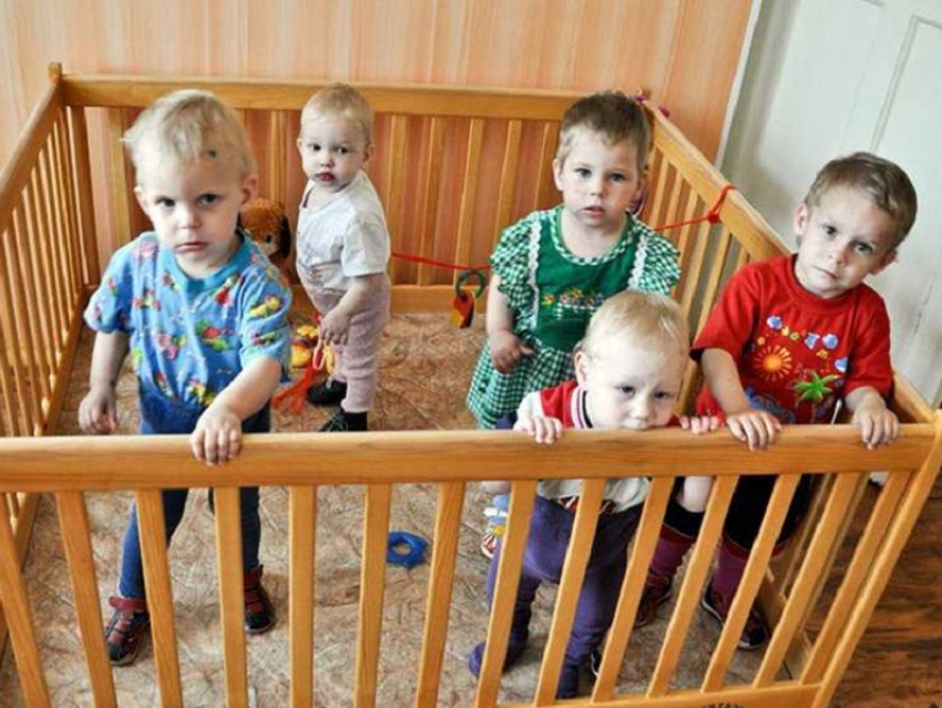 Детский дом малютки. Дети в детских домах. Малыши в детском доме. Детские дома. Дети сироты.