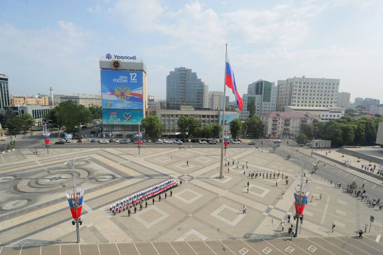 В Краснодаре флаг России торжественно подняли на Главной городской площади