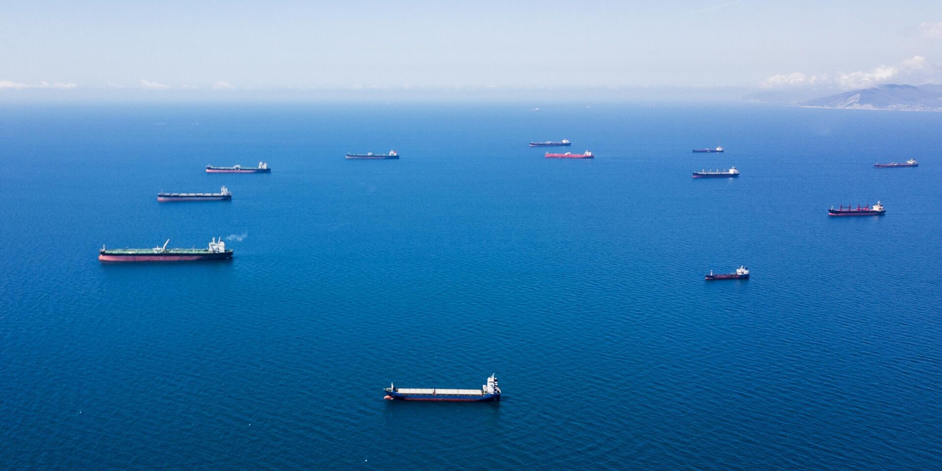 Нефтяные танкеры на рейде в Цемесской бухте - ИноСМИ, 1920, 07.04.2025