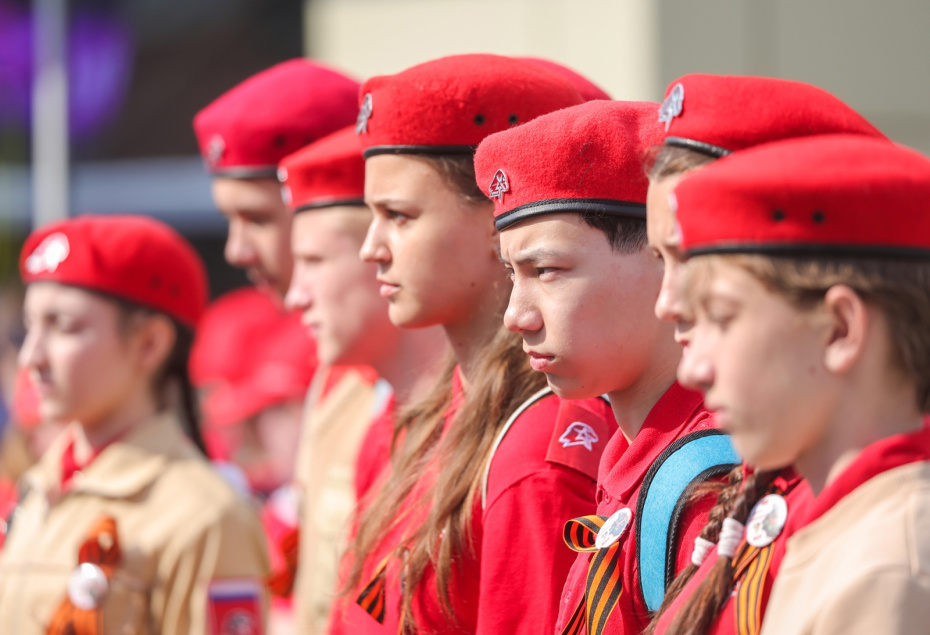 Участники детско-юношеского общественного движения «Юнармия» на патриотической акции «Электропоезд Победы» для ветеранов РЖД