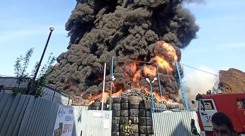 Пожар покрышки спб. Авария в петербурге 2 пожарные машины. Одевают покрышки и поджигают рио. Пожег резину прикол. Дым от горения резины.