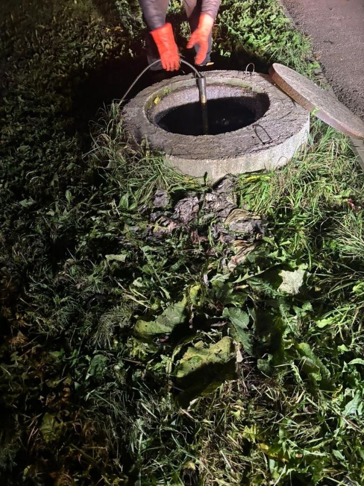 Жители многоквартирного дома столкнулись с потопом из-за засора канализации