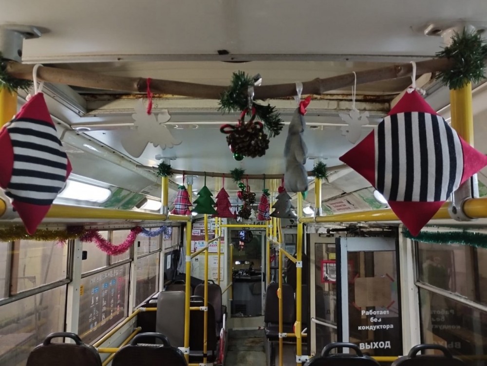 В Калуге троллейбусы украсили к Новому году