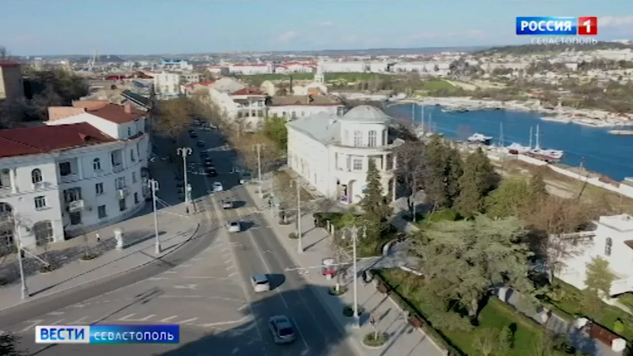 Сотрудники первой городской больницы привели в порядок памятник участникам обороны Севастополя></div><div class=