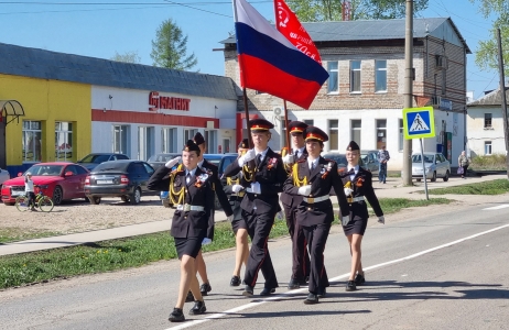 Фотография к материалу: В поселке Кирова торжественно возложили венки и цветы