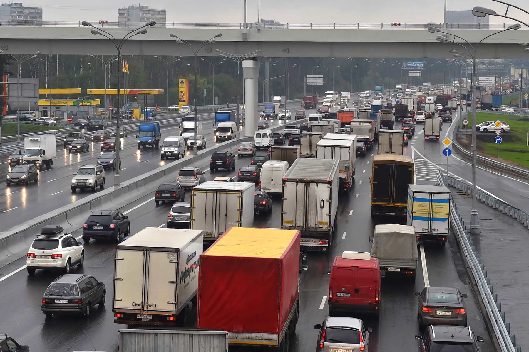 Фуры пробка. Грузовики на мкад 2005. Пробка грузовиков. 5 тонн. Въезд на мкад для грузовиков 2021.