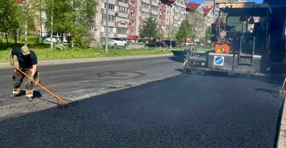 Проезд на Завокзальной улице одевается в верхний слой асфальта