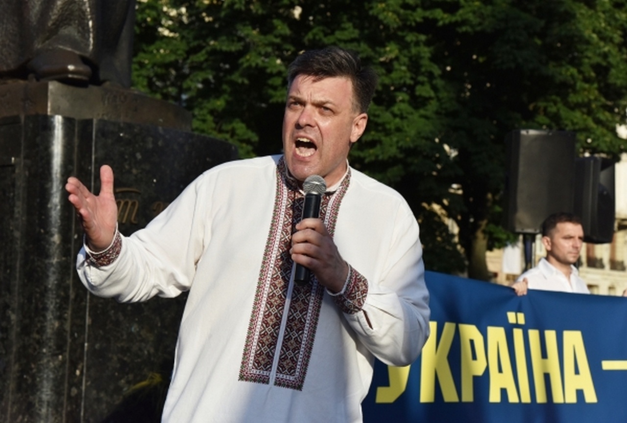 Лидер партии «Свобода» Олег Тягнибок выступает на митинге националистов во Львове, 2019 г.