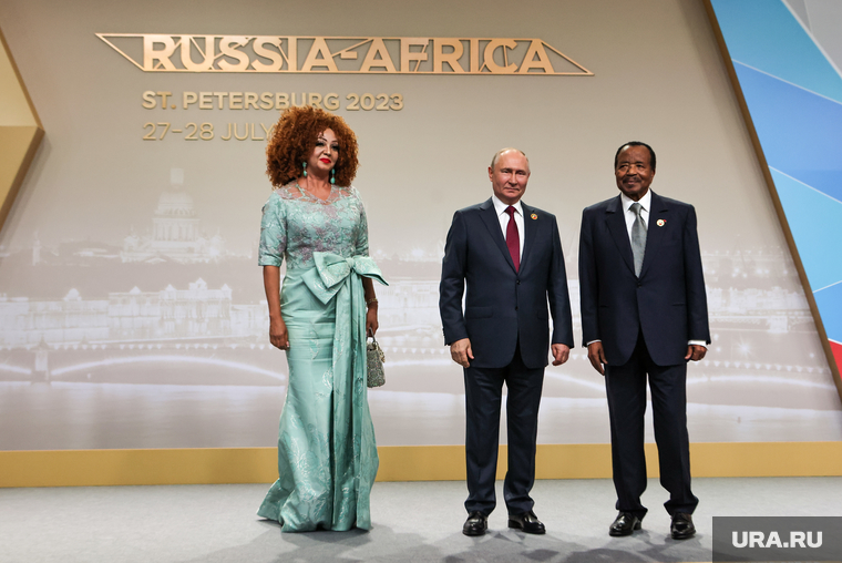 Президент России Владимир Путин на приветственном рукопожатии с лидерами саммита 