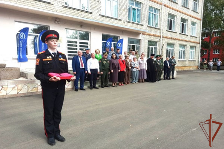 Росгвардейцы в Нижнем Новгороде приняли участие в открытии граффити в честь погибшего военнослужащего войск правопорядка