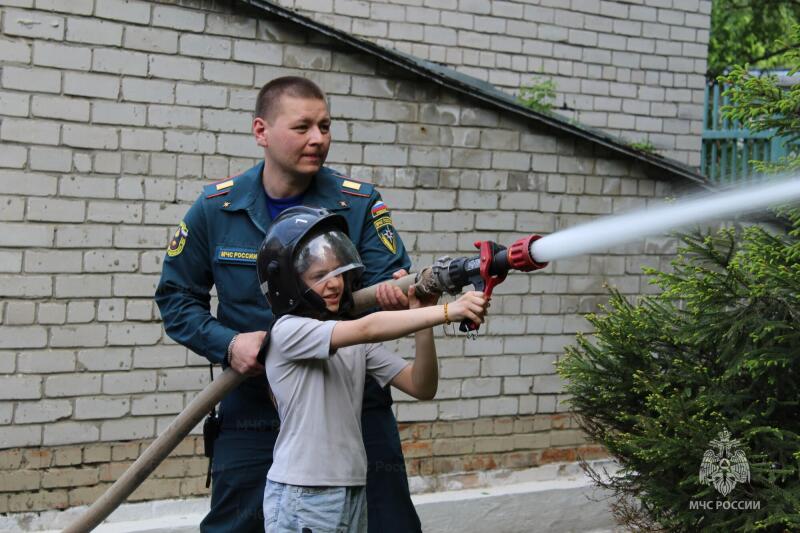Димитровградские огнеборцы провели пожарную эстафету в социально-реабилитационном центре