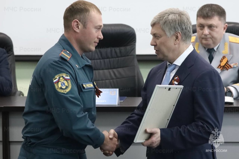 Сотрудников и ветеранов противопожарной службы региона поздравили с профессиональным праздником