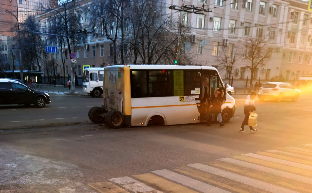 Проезд в маршрутке воронеж. Маршрутки Воронеж. Маршрутка. Автобус на мосту. Отвалилось шасси Воронеж.