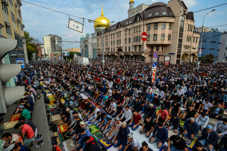 Мусульмане во время совершения намаза у Московской Соборной мечети в день праздника Курбан-байрам