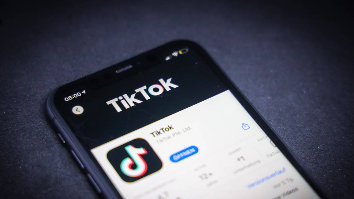TikTok логотип на телефоне