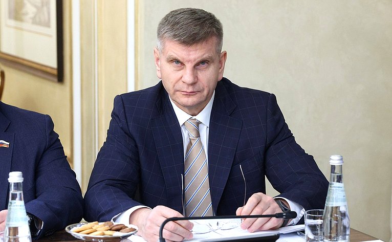 Геннадий Голов