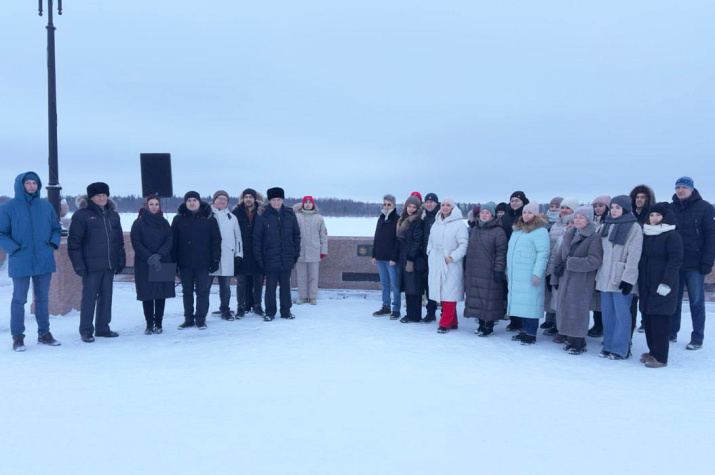 Открытие именной таблички Б. Н.Городкову на набережной им. М. Саргина в г. Тарк-Сале. Фото: Д. Дронишенец.