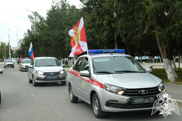 В Дагестане росгвардейцы провели автопробег ко Дню Победы и юбилею ведомства